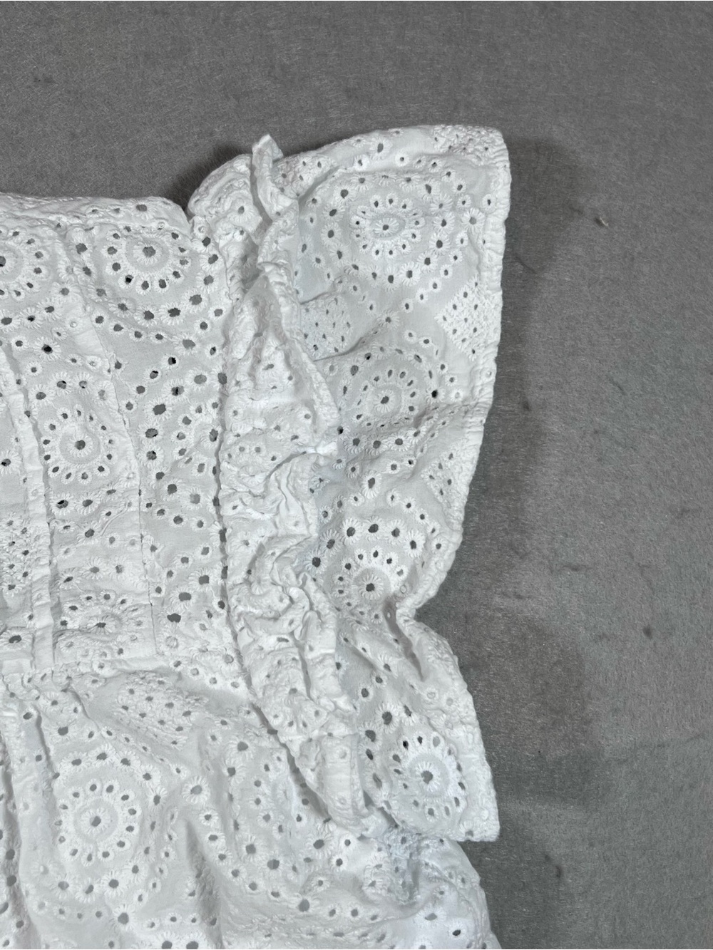 Crown & Ivy Women’s Eyelet Lace Top White M Scalloped Hem - Picture 4 of 9